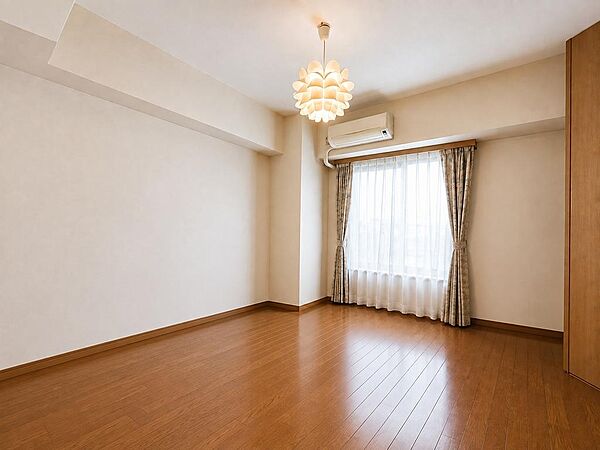 洋室約８帖、収納有