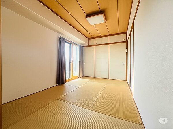 和室　天袋のある押入有　西バルコニーに面しているので明るい　ＬＤＫから続いているので、通風良好