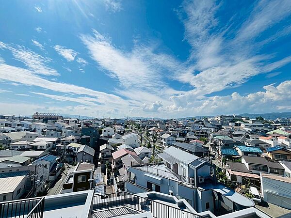 バルコニーからの眺望　周辺戸建てが多いので、眺望良好