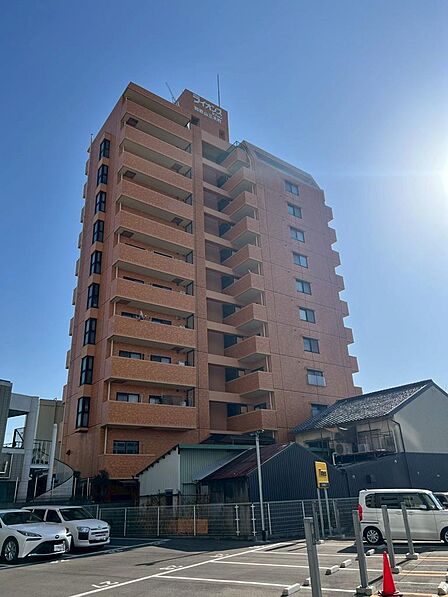 マンション裏にコインパーキングがあるので急な来客にも便利です!