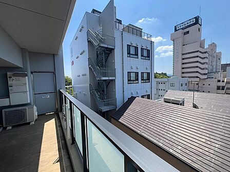 新鮮な空気だけでなく気持ちにゆとりを与えてくれるバルコニー