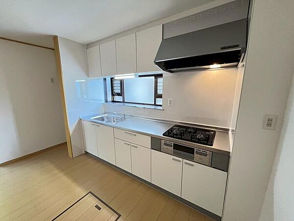 広々としたキッチンで、家族みんなで料理を楽しめます。