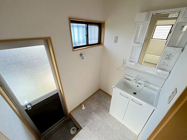 使い勝手の良い洗面台で、朝の準備もスムーズにこなせます。