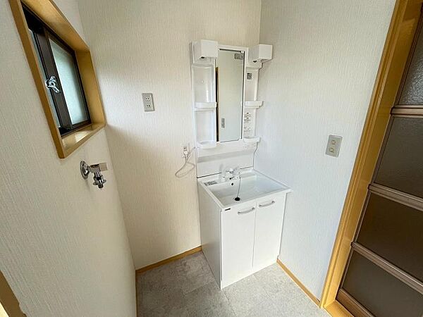 大きな鏡付きの洗面台で、身支度がしやすい設計です。