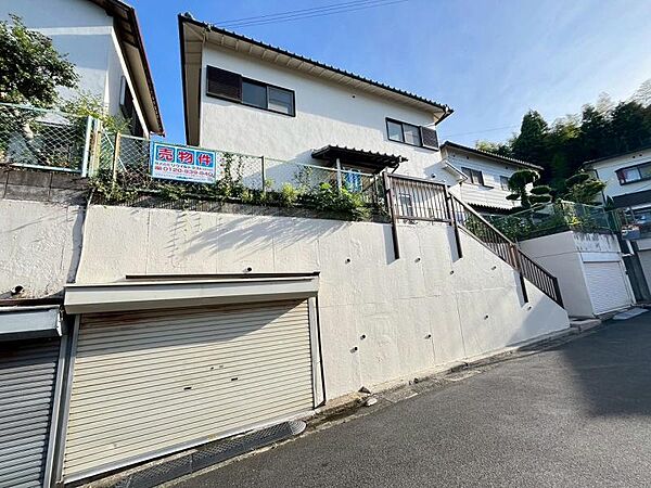 落ち着いた色合いで、周囲の街並みに馴染む外観です。