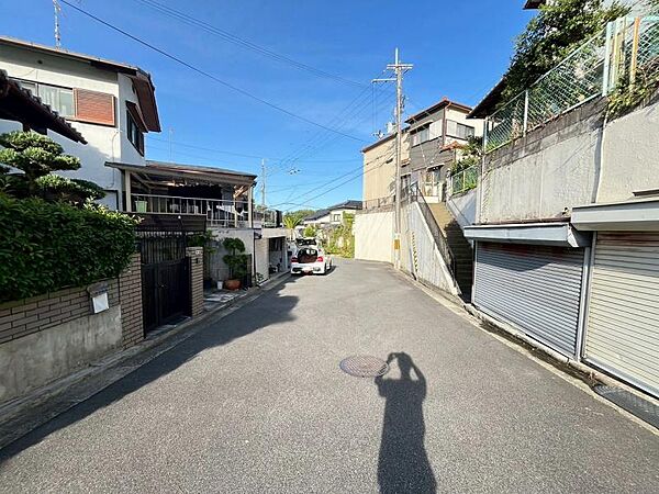 幅員のある道路で、車の出入りもスムーズに行えます。