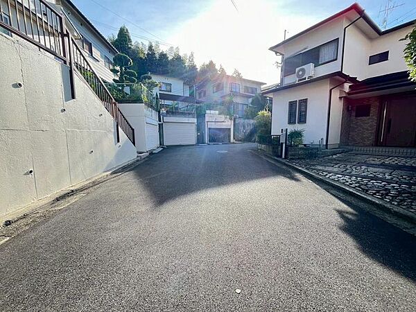 前面道路は整備されており、落ち着いた住宅街に位置しています。
