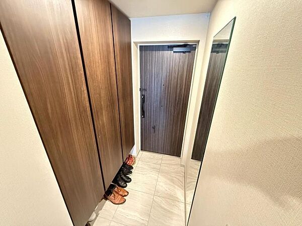 収納も充実しており、ファミリーでも安心の玄関です。
