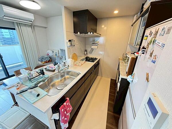 空間に調和する、洗練されたキッチンデザイン。