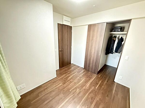 主寝室にも適した、WIC付きの洋室です。