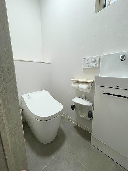 清潔感のあるシンプルで使いやすいトイレです。