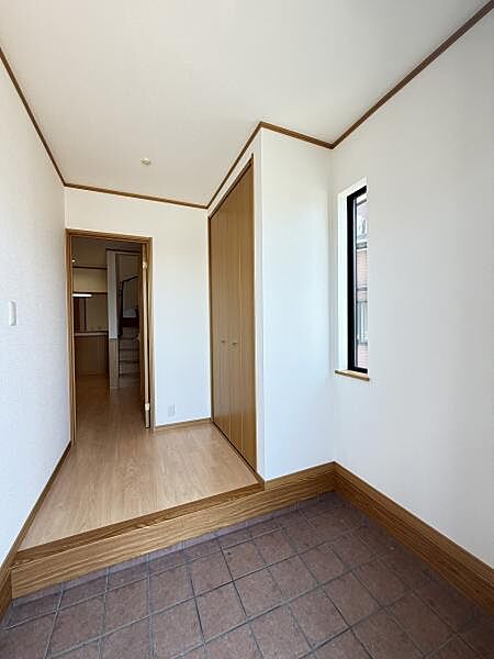 暖かな日差しが気持ちいい玄関。子供たちが元気に出掛けられそうですね。