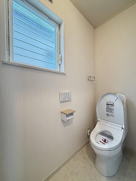 清潔感のあるシンプルで使いやすいトイレです。