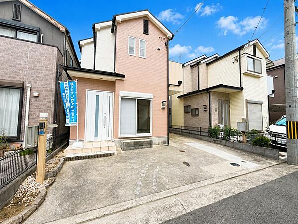 落ち着いた色合いで、周囲の街並みに馴染む外観です。