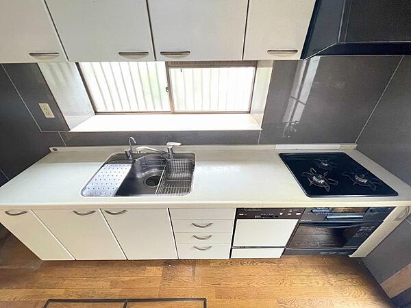 収納スペースが豊富で、調理器具や食材もスッキリ片付きます。