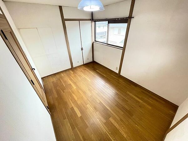 近隣に大型ショッピング施設があり、毎日の買い物も休日のショッピングも快適です。