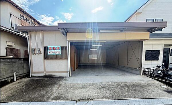落ち着いた色合いで、周囲の街並みに馴染む外観です。