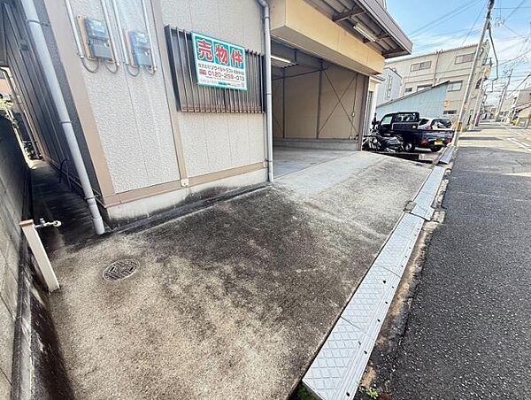 敷地内に駐車スペースあり。日々の移動もスムーズです。