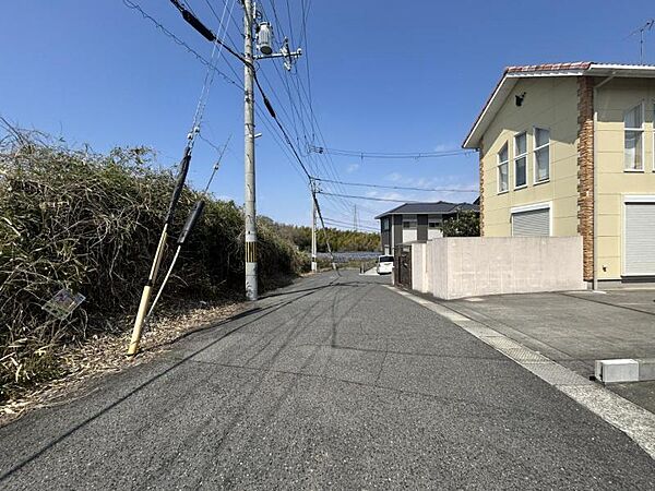 幅員のある道路で、車の出入りもスムーズに行えます。