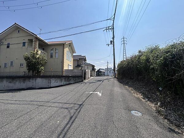 車通りが少なく、静かで安心して暮らせる環境です。