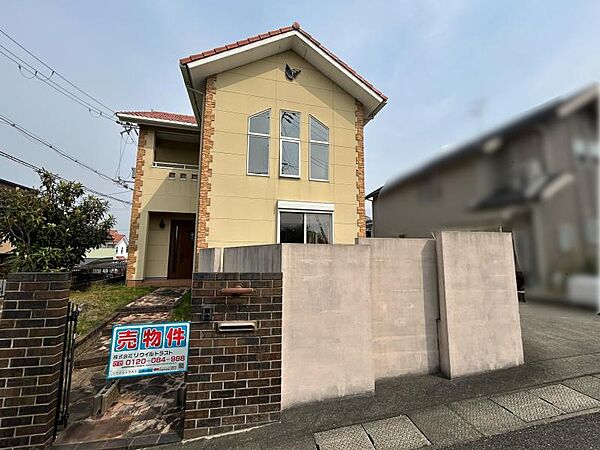 落ち着いた色合いで、周囲の街並みに馴染む外観です。