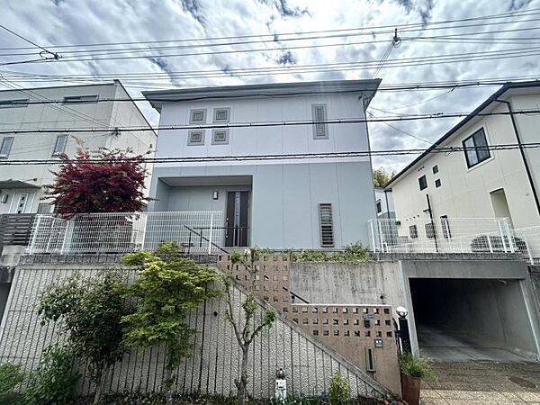 高台で防犯性が高く開放感のある立地となっております。