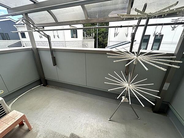 バルコニーにはテラス屋根もあるので急な雨でも安心です。