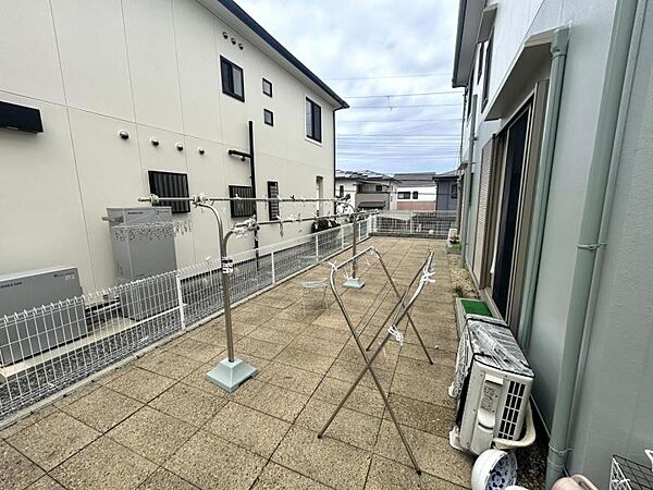 物干しスペースとして最適なお庭ゾーン。家庭菜園が可能なスペースも南側にございます。