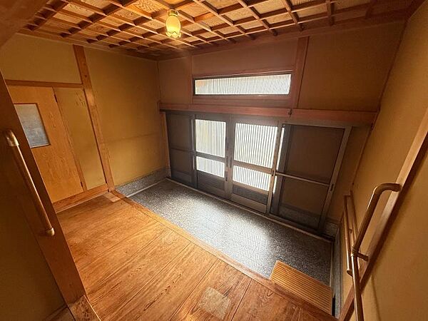 和の美意識が息づく格子天井の玄関♪