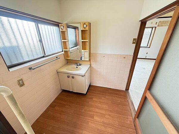 広さも十分ございますので、脱衣や洗濯等のスペースとしては十分です♪