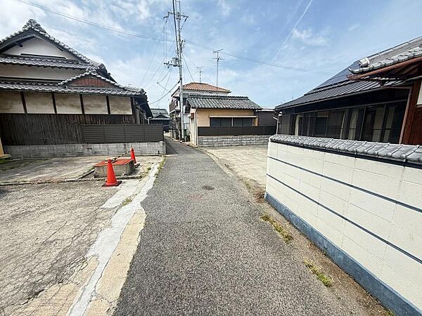 通り抜けが少ない、安心感のある前面道路♪
