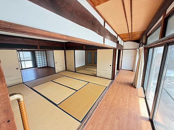 格式ある続き間和室と趣ある縁側♪