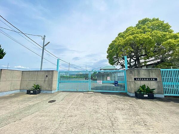 泉南市立鳴滝小学校まで徒歩4分(約269m)。小さなお子さまの通学も安心の距離です♪