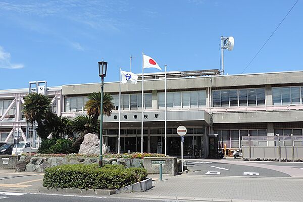 泉南市役所は地域に根ざした施設で、生活に必要なサポートが充実しています♪