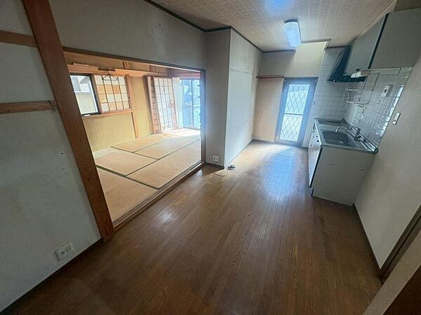 窓から差し込む気持ちの良い光と風。LDKはついついみんなが集まりたい場所に♪