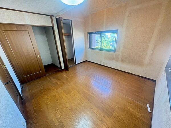 約8.5帖の東側の洋室です♪