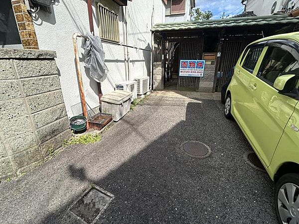 駐車は軽自動車1台可能となっております。