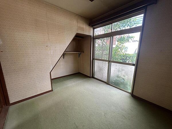 仕事や趣味のスペースとしても活用できる、多用途に使える部屋です。