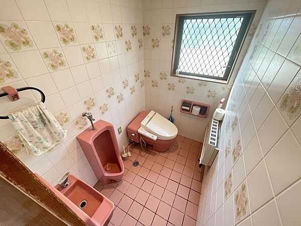 清潔感のあるシンプルで使いやすいトイレです。