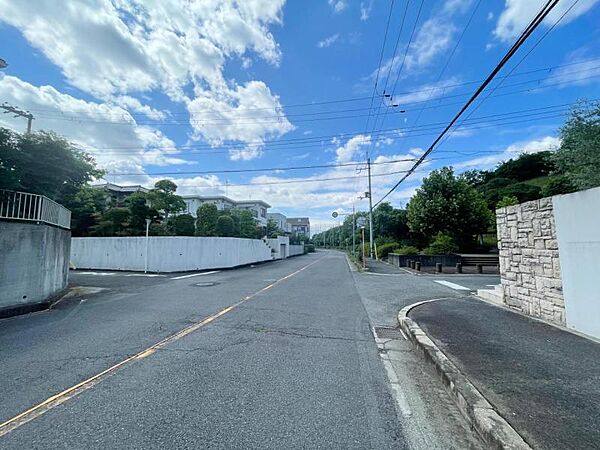 幅員のある道路で、車の出入りもスムーズに行えます。