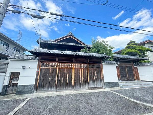 清潔感のあるシンプルな外観が魅力的な物件です。