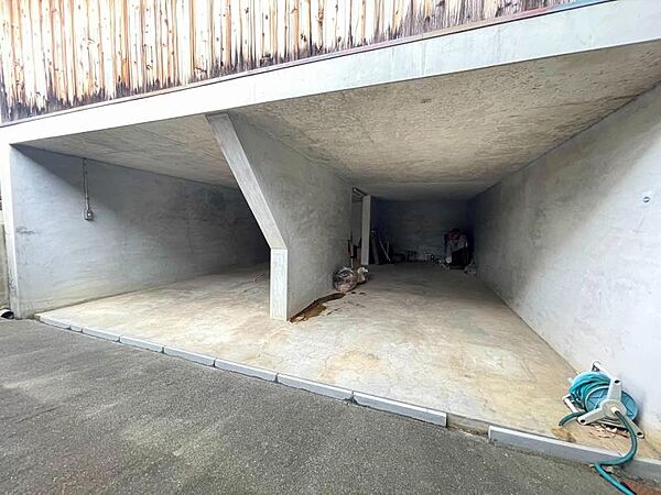 車の出し入れもスムーズな使い勝手の良い駐車スペースです。