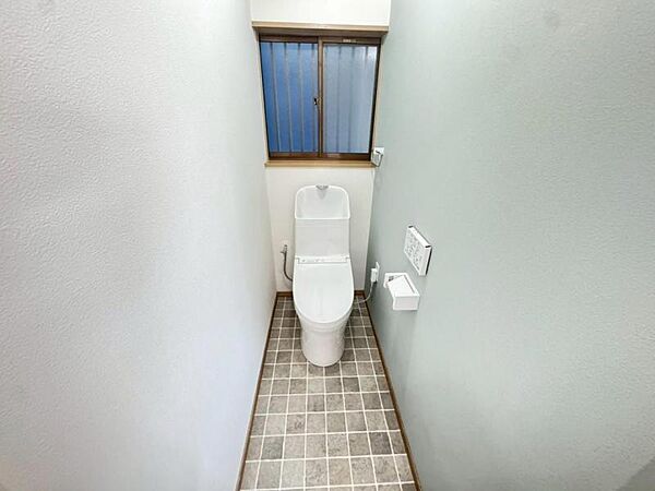 収納付きで、トイレットペーパーや掃除道具もすっきり収納できます。