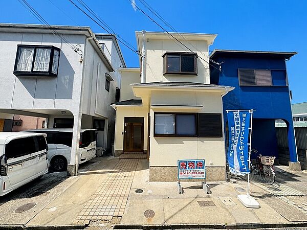 落ち着いた色合いで、周囲の街並みに馴染む外観です。