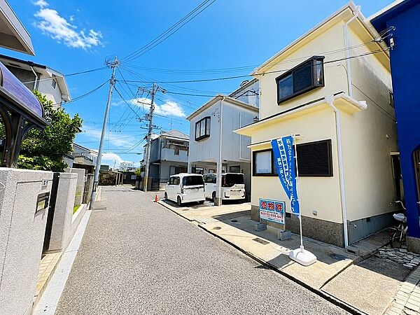 前面道路は整備されており、落ち着いた住宅街に位置しています。
