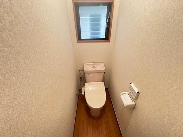 収納付きで、トイレットペーパーや掃除道具もすっきり収納できます。