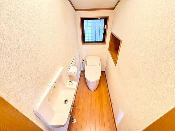 清潔感のあるシンプルで使いやすいトイレです。
