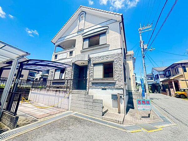 落ち着いた色合いで、周囲の街並みに馴染む外観です。