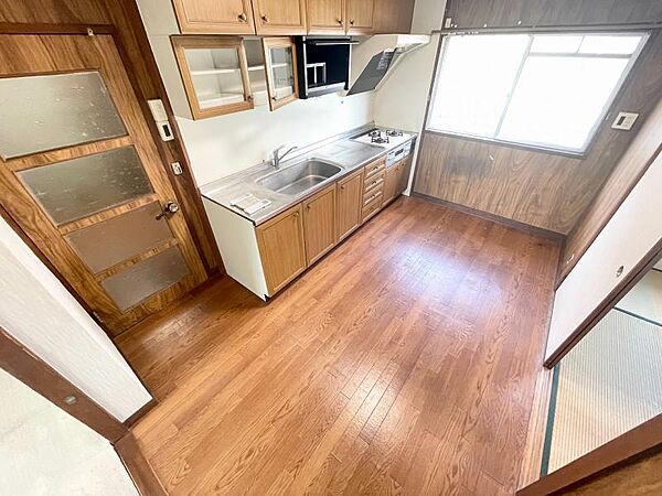 室内にたっぷりと光が差し込む、快適なリビングです。
