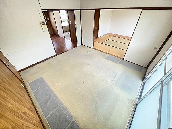 落ち着いた色合いの内装で、居心地の良い空間を演出。